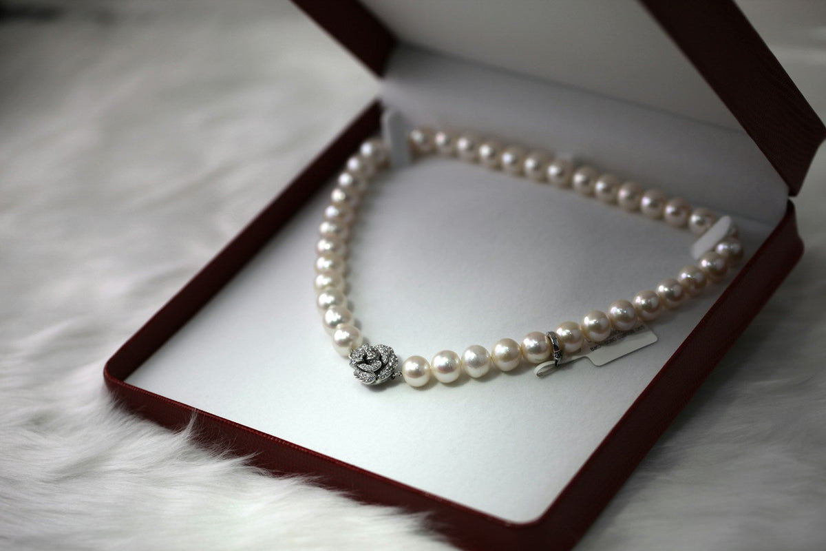 Collar de perlas en estuche de regalo