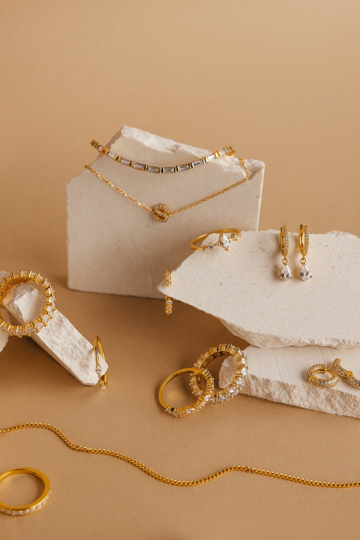 Aretes dorados sobre piedra natural