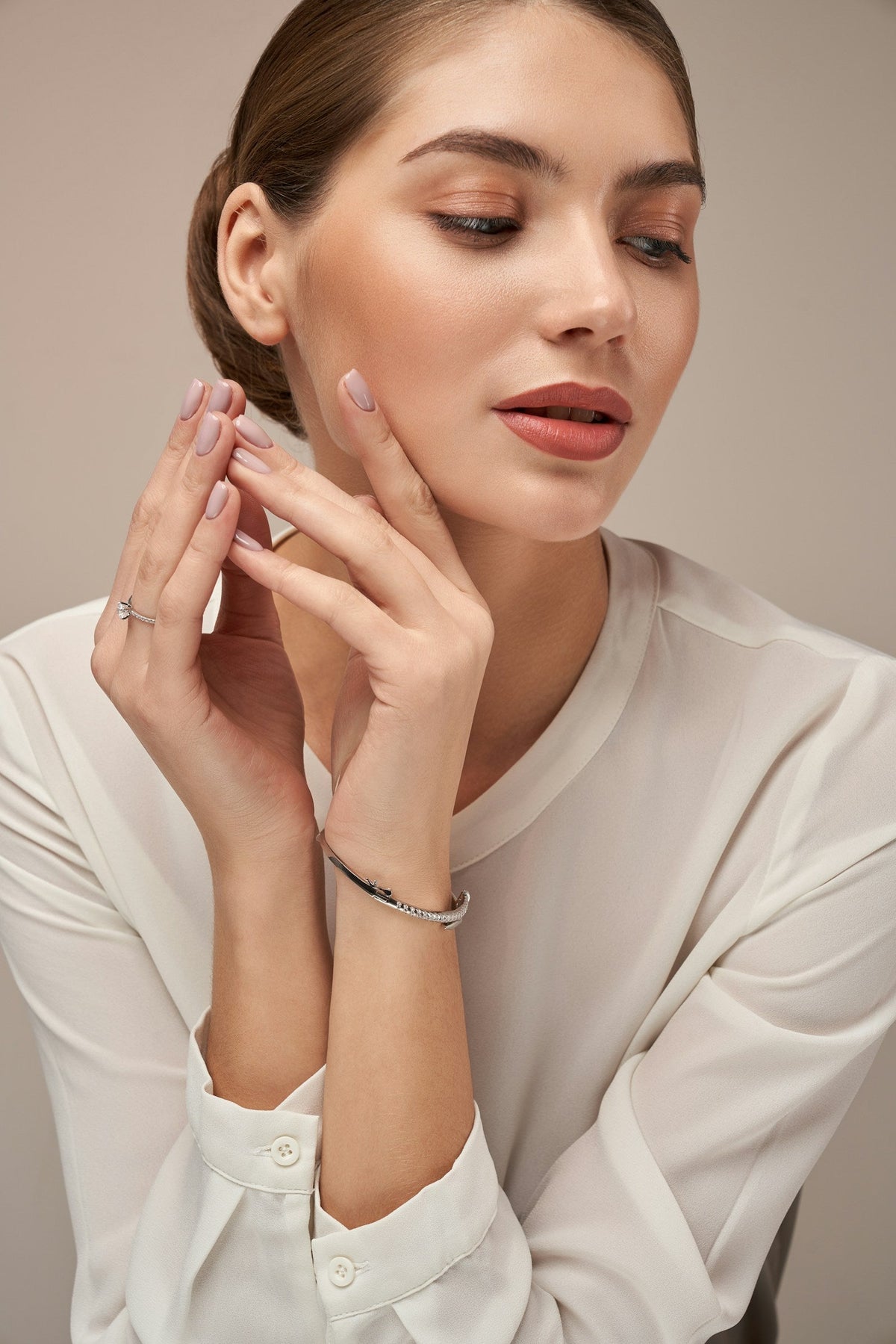 Mujer elegante luciendo anillos y pulsera