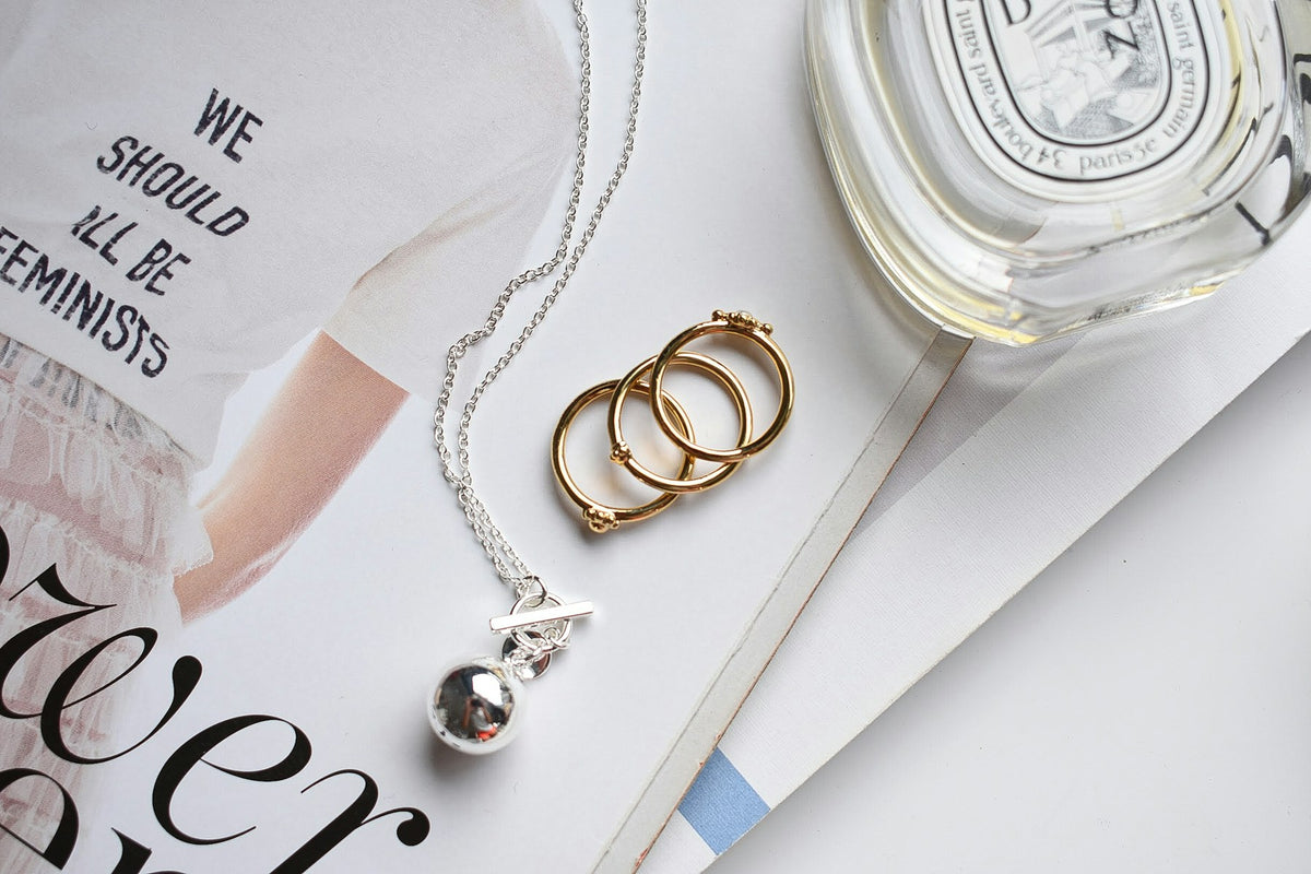 Set de anillos y collar sobre mesa